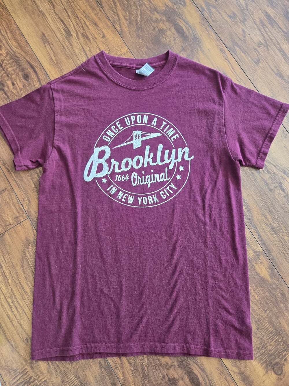 Gildan Heavy Cotton Mens Small Brooklyn New York Graphic T Shirt Burgundy